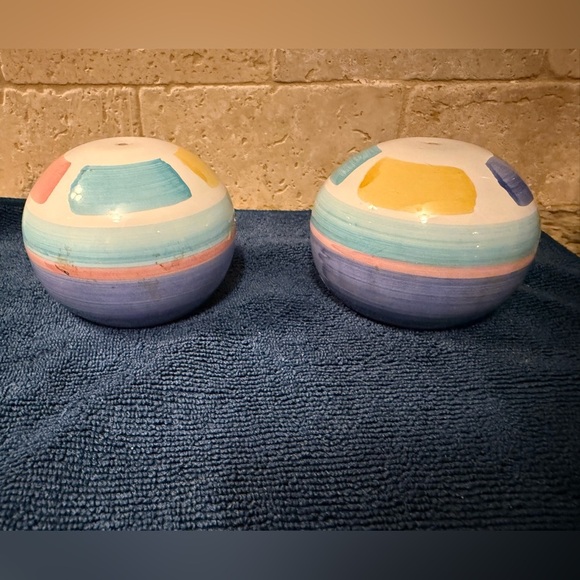 Caleca Pottery, hand painted, an Italian brand set of salt & pepper shakers. - Picture 1 of 3